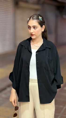 شومیز سیلک لیوسل تک جیب زنانه با تنخور آزاد و پارچه لطیف رنگ مشکی